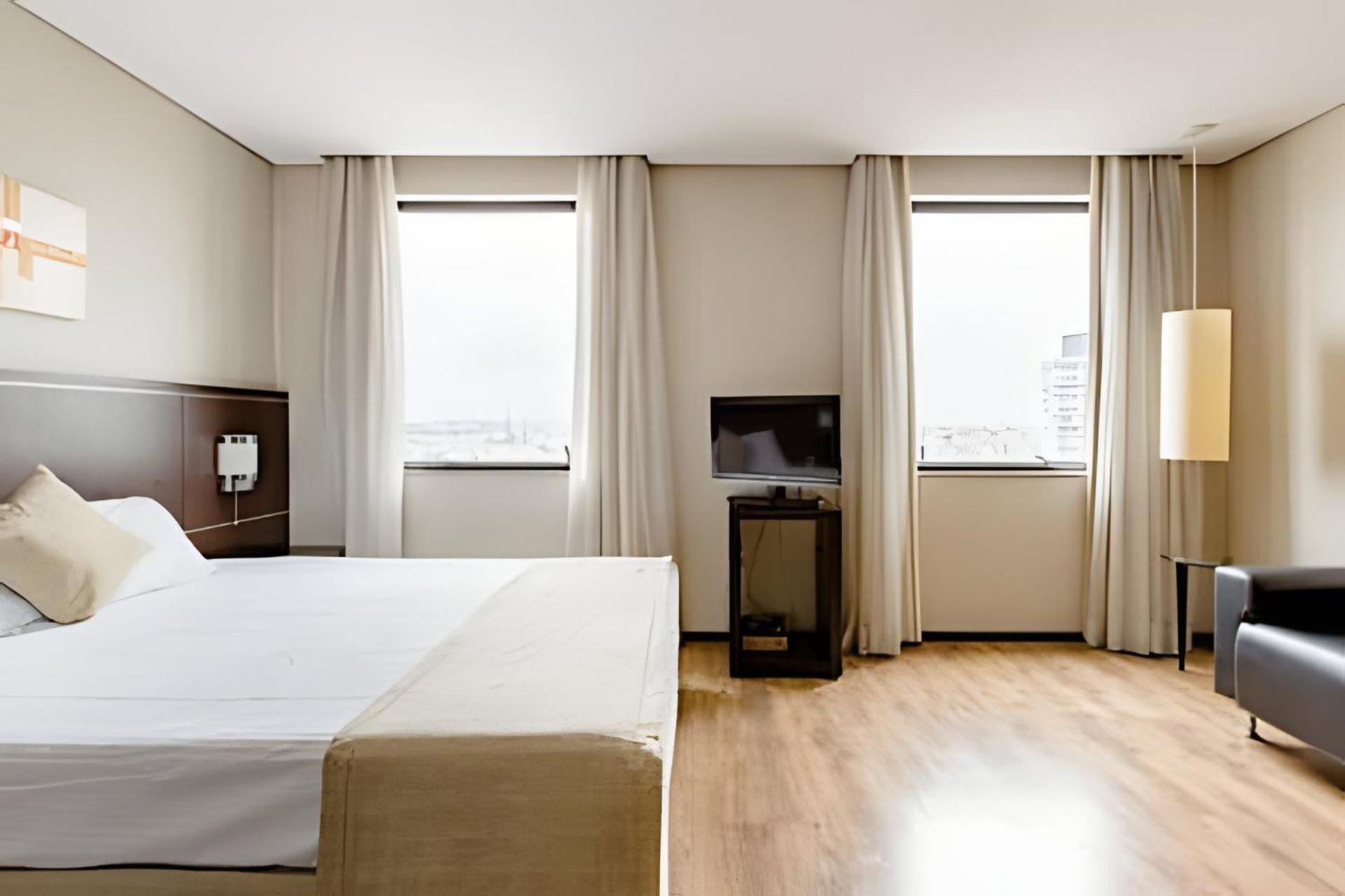 Flat espaçoso com internet e Piscina - Vila Osasco