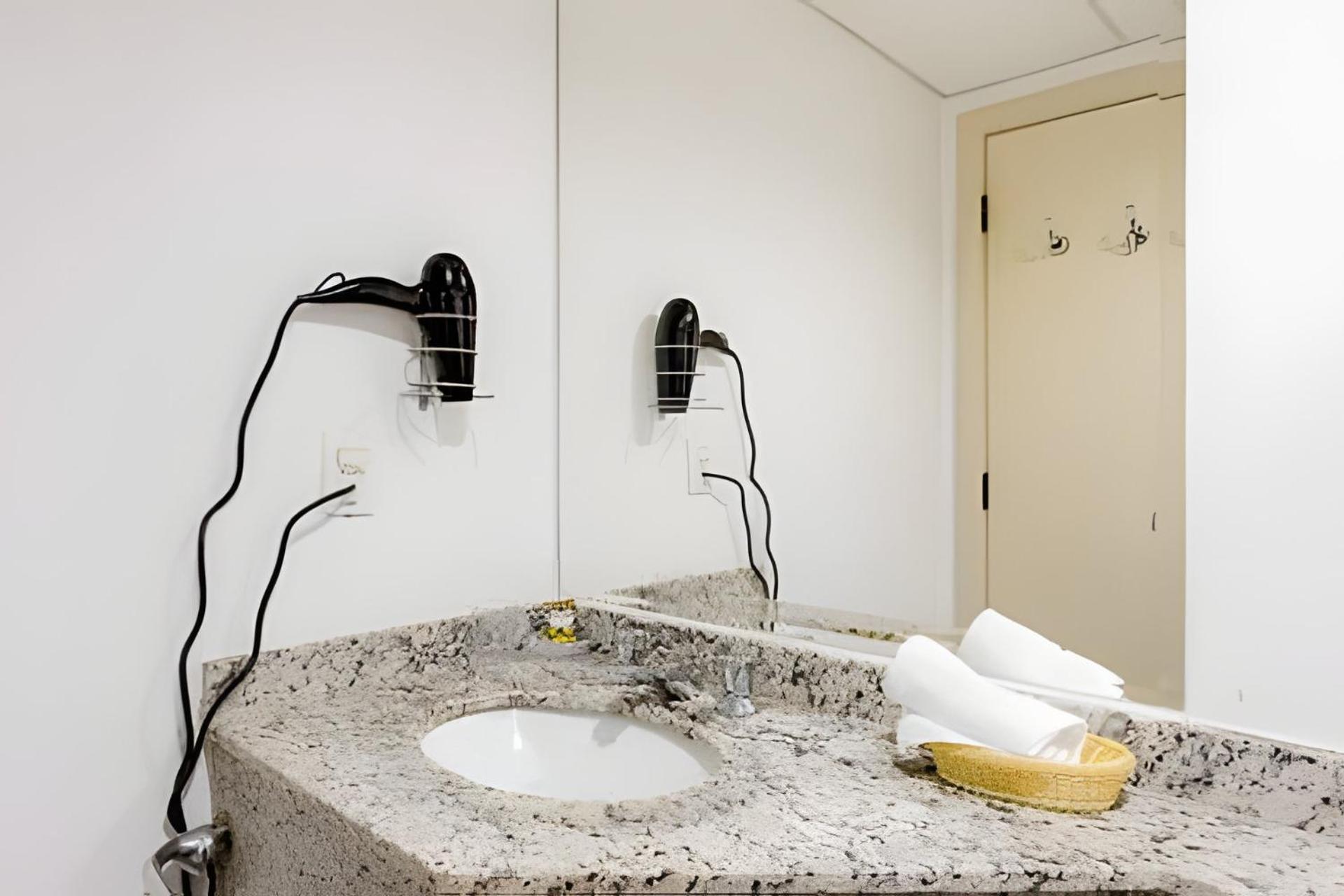 Flat espaçoso com internet e Piscina - Vila Osasco