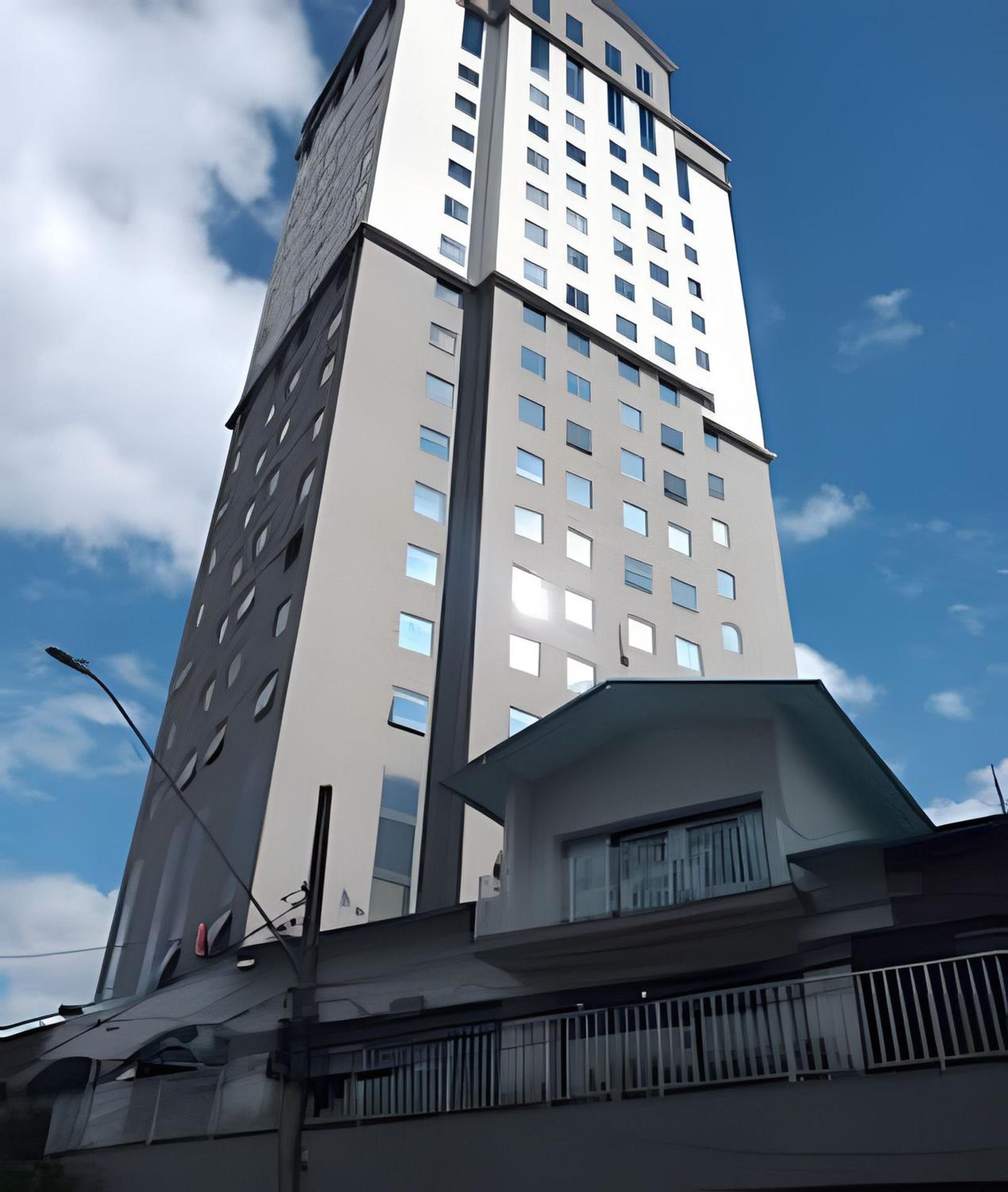 Flat espaçoso com internet e Piscina - Vila Osasco