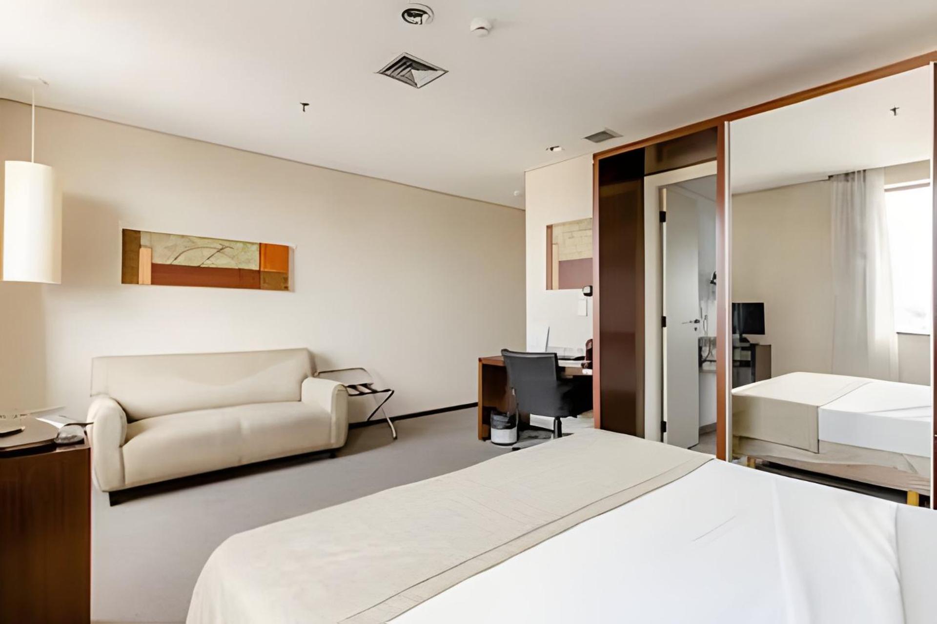 Flat espaçoso com internet e Piscina - Vila Osasco