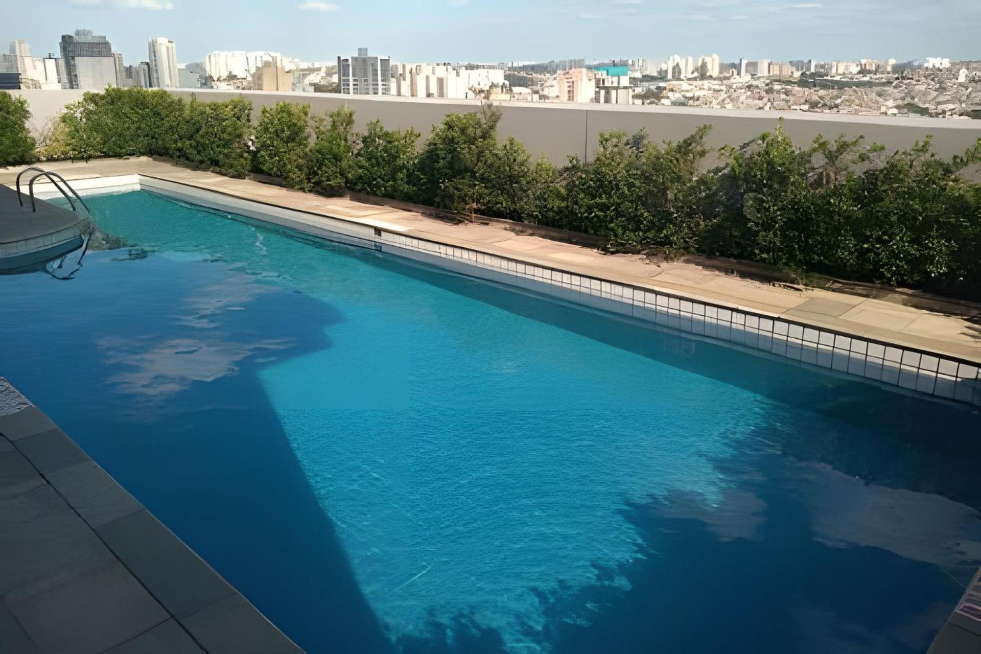 Flat espaçoso com internet e Piscina - Vila Osasco
