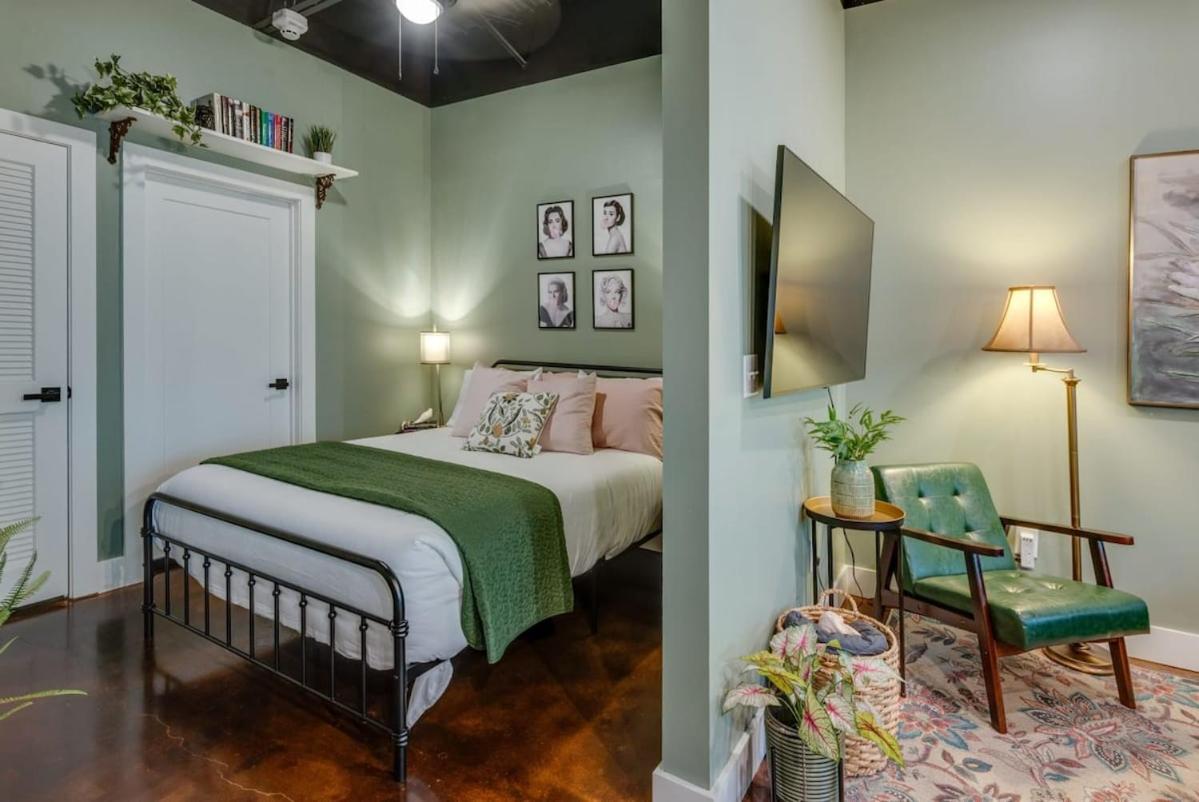 NEW Studio w 2 Queen Beds 7 mins to Broadway - Property Image 3
