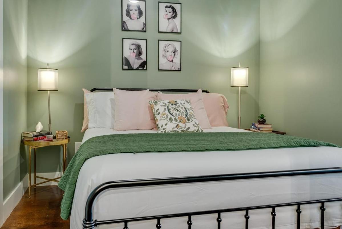 NEW Studio w 2 Queen Beds 7 mins to Broadway - Property Image 7