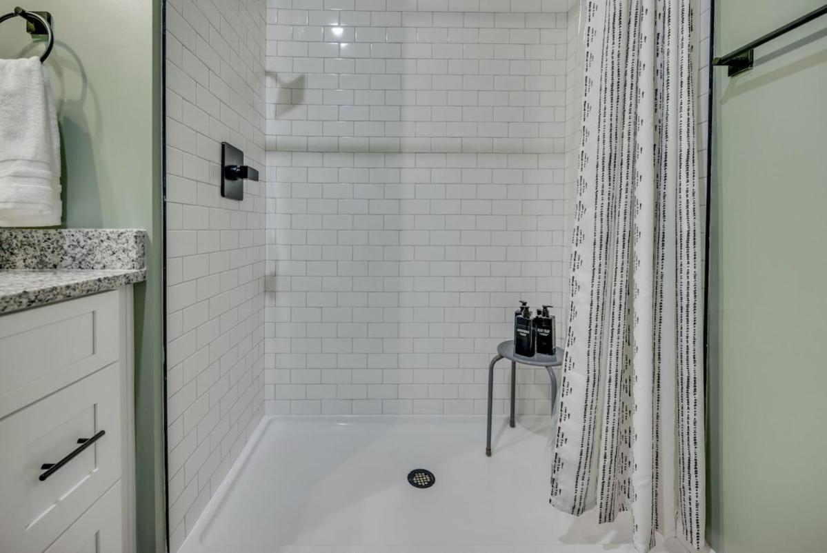 NEW Studio w 2 Queen Beds 7 mins to Broadway - Property Image 10
