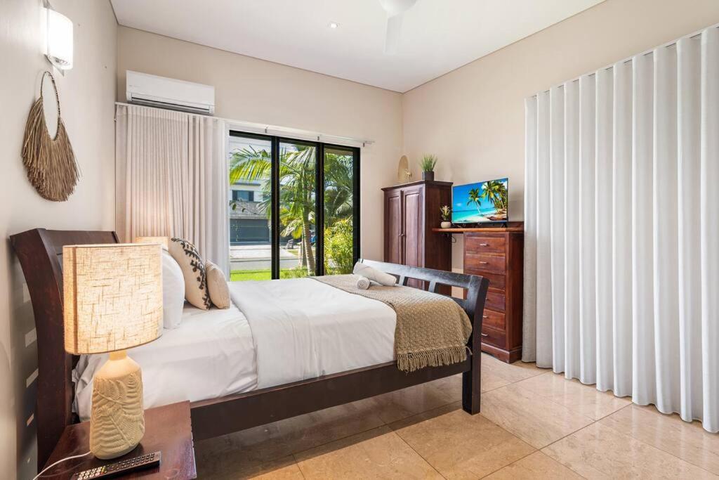 Bayview Paradise with Private Pool-Marina Deck