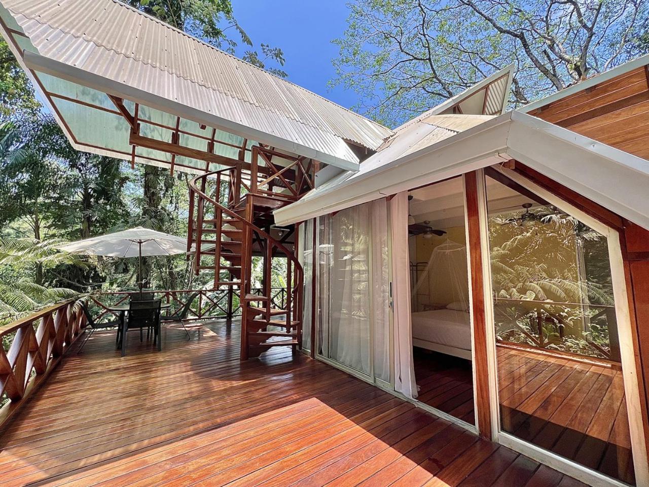 Villa Colibri - Secluded Villa - Short Stroll to Beach, Shops & Restaurants