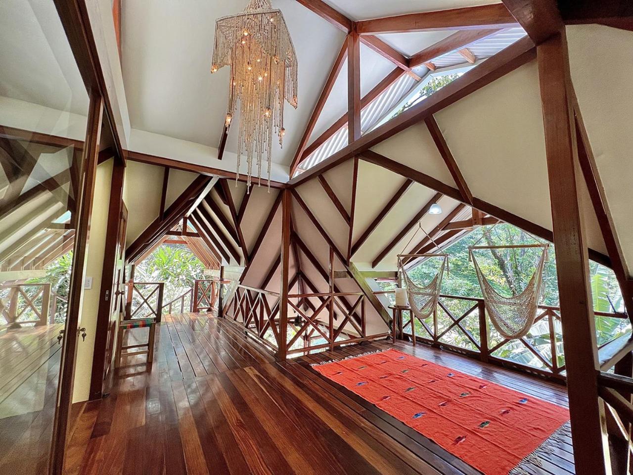 Villa Colibri - Secluded Villa - Short Stroll to Beach, Shops & Restaurants