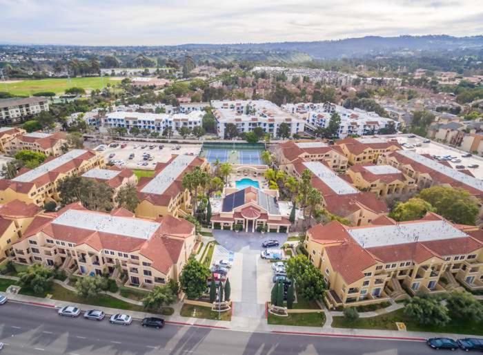 San Jose Vacations - UPGRADED Venetian La Jolla 2 bedroom condo luxury furnished near beach and UTC mall - Property Image 1