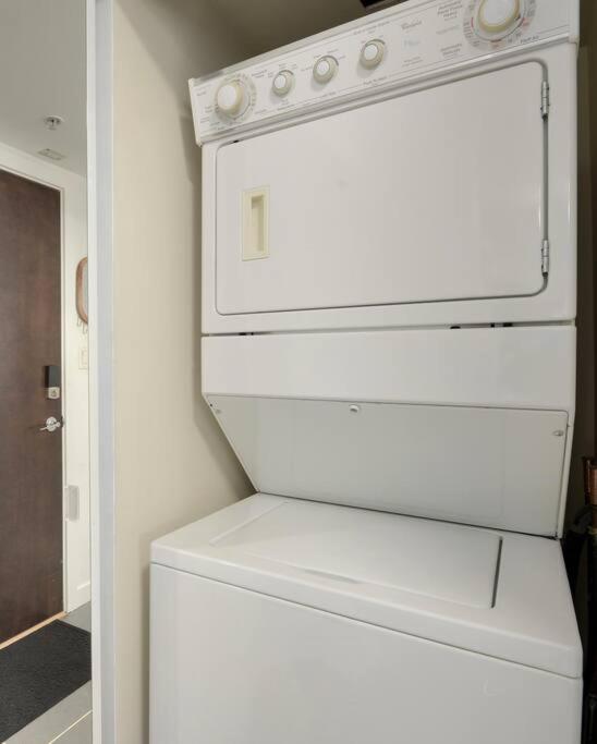Luxary Condo Downtown Vancouver with free parking