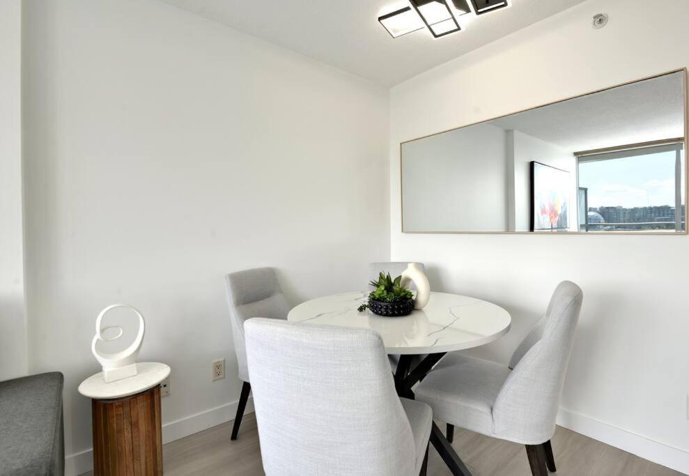 Luxary Condo Downtown Vancouver with free parking