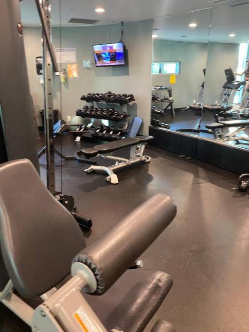 Luxary Condo Downtown Vancouver with free parking
