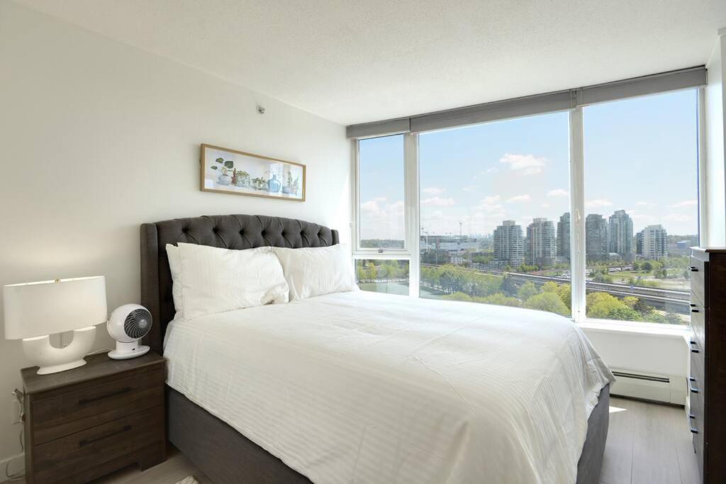 Luxary Condo Downtown Vancouver with free parking