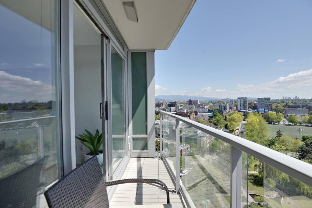 Luxary Condo Downtown Vancouver with free parking