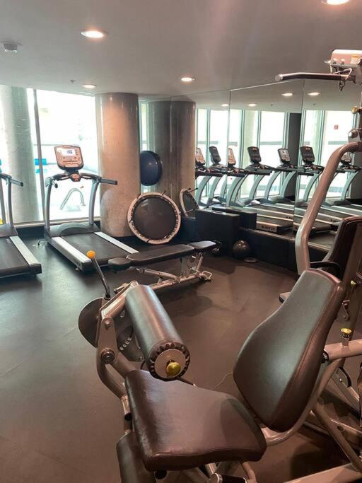 Luxary Condo Downtown Vancouver with free parking
