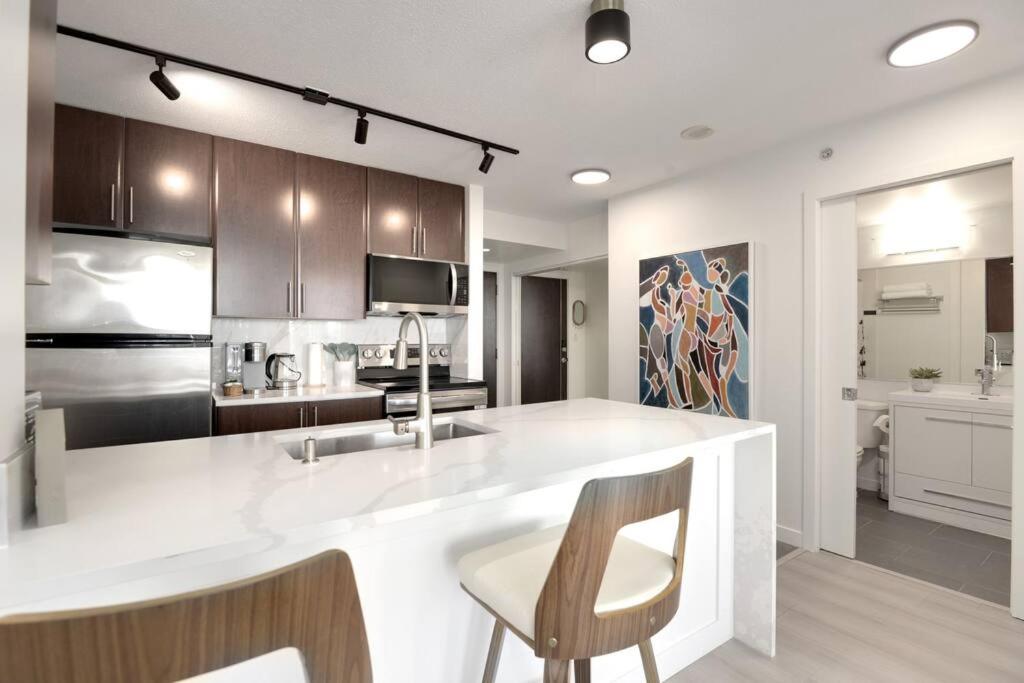Luxary Condo Downtown Vancouver with free parking