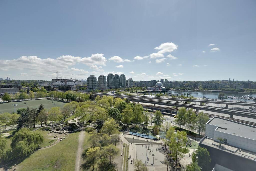 Luxary Condo Downtown Vancouver with free parking