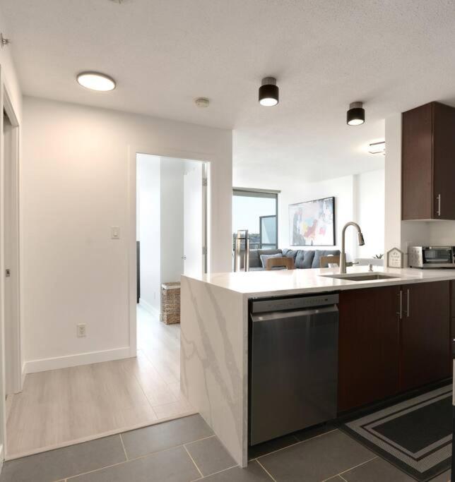 Luxary Condo Downtown Vancouver with free parking
