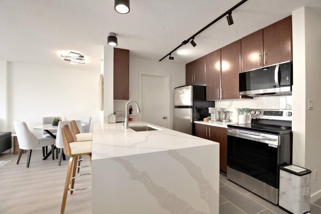 Luxary Condo Downtown Vancouver with free parking