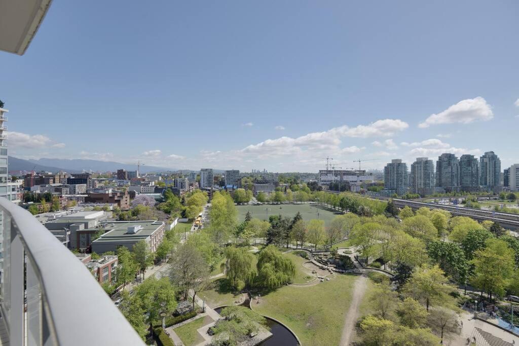 Luxary Condo Downtown Vancouver with free parking