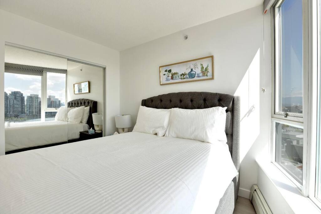 Luxary Condo Downtown Vancouver with free parking