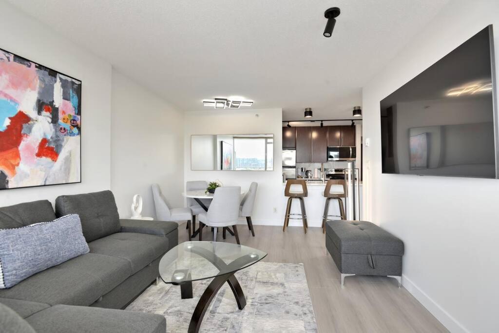 Luxary Condo Downtown Vancouver with free parking