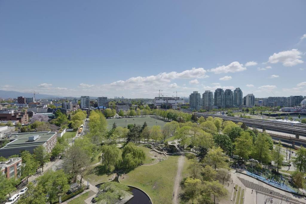 Luxary Condo Downtown Vancouver with free parking