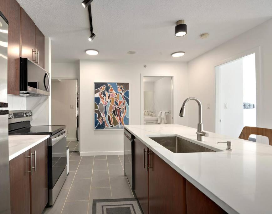 Luxary Condo Downtown Vancouver with free parking