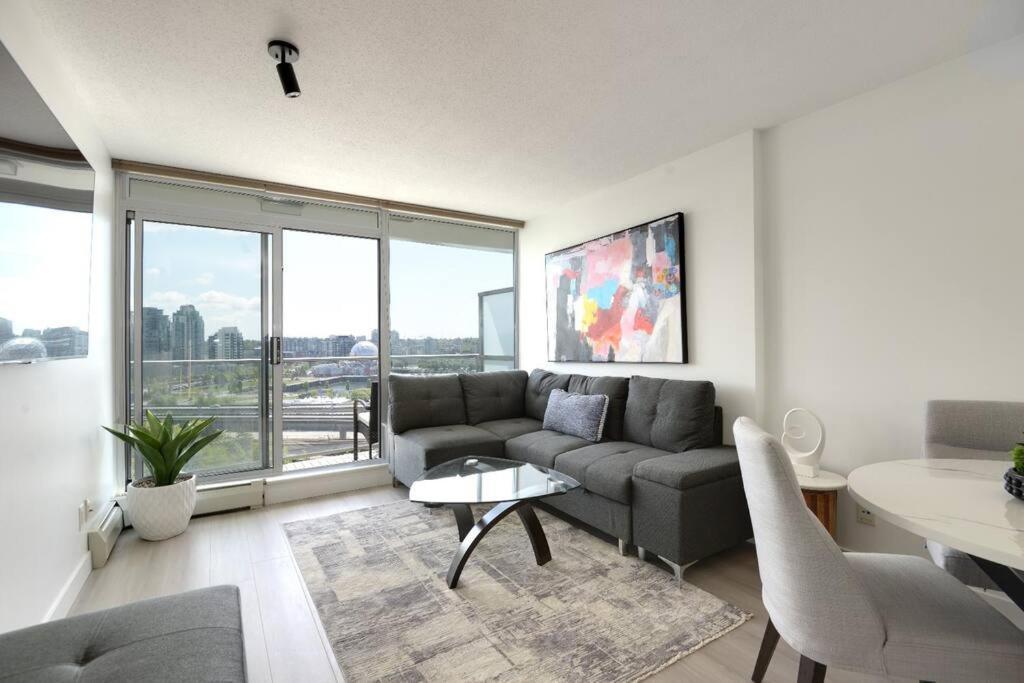 Luxary Condo Downtown Vancouver with free parking