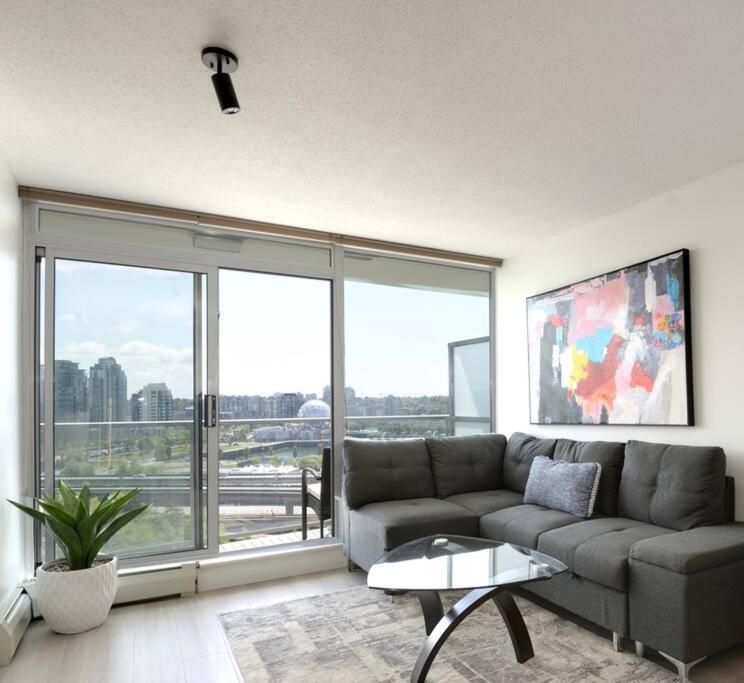 Luxary Condo Downtown Vancouver with free parking