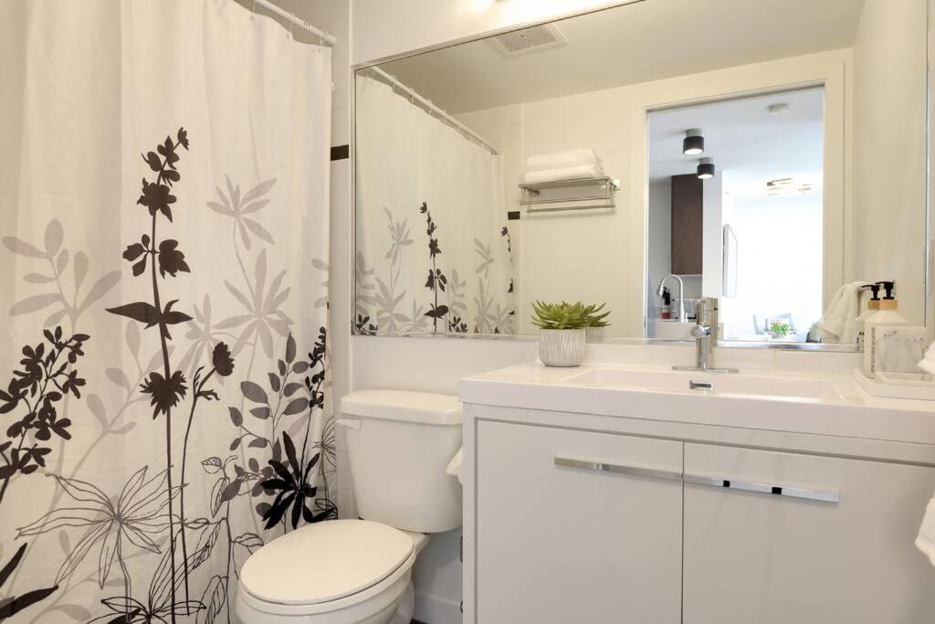 Luxary Condo Downtown Vancouver with free parking