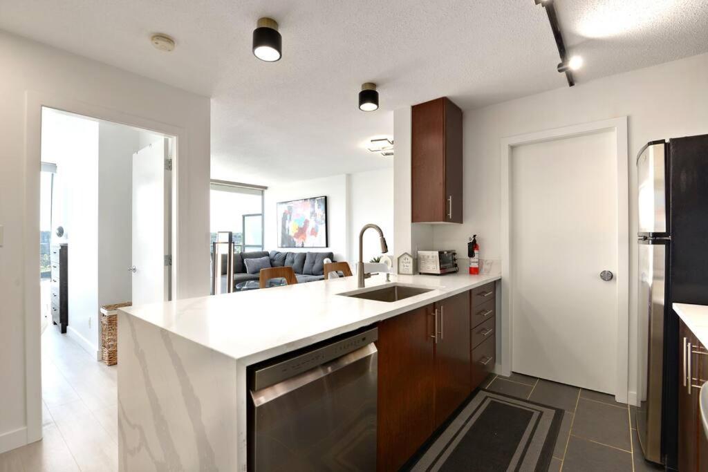 Luxary Condo Downtown Vancouver with free parking