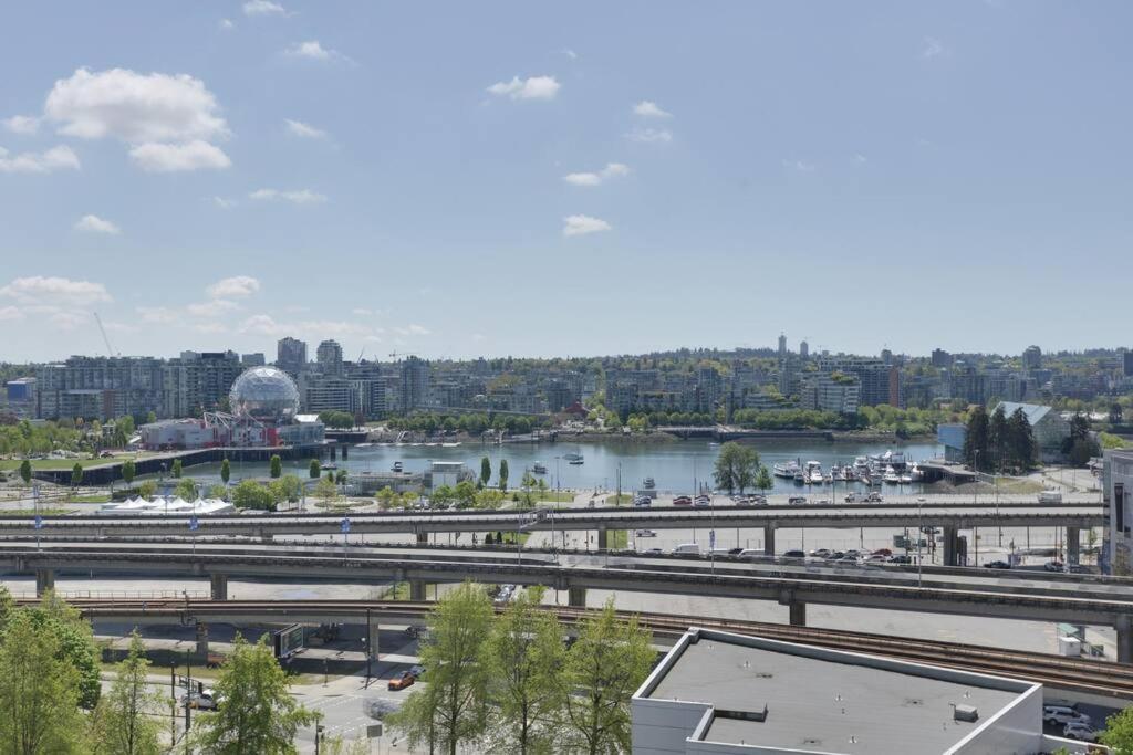 Luxary Condo Downtown Vancouver with free parking