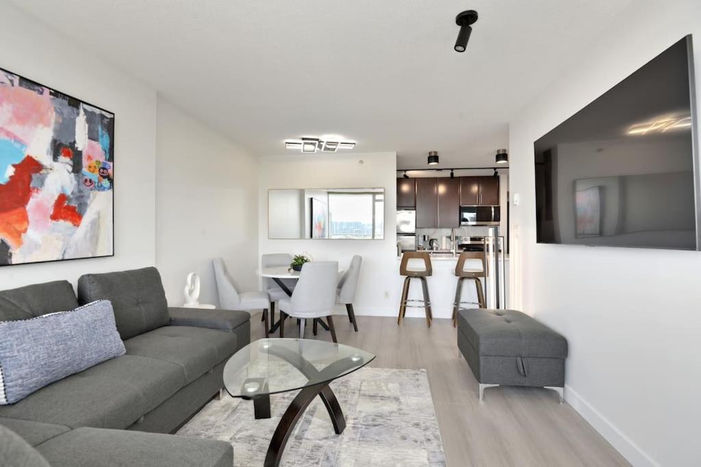 Luxary Condo Downtown Vancouver with free parking