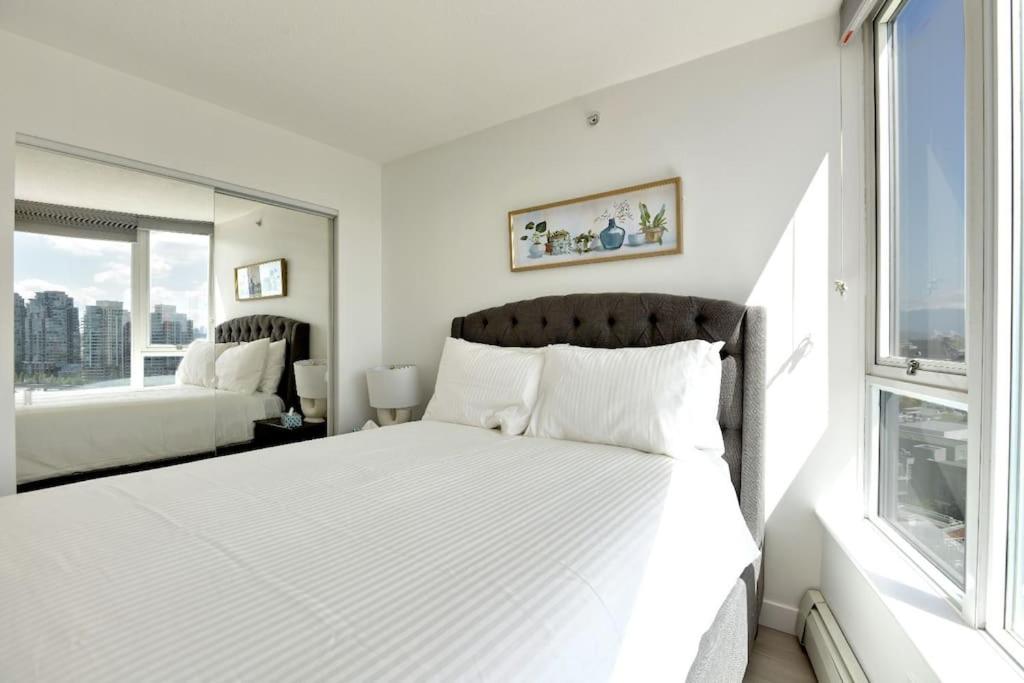 Luxary Condo Downtown Vancouver with free parking