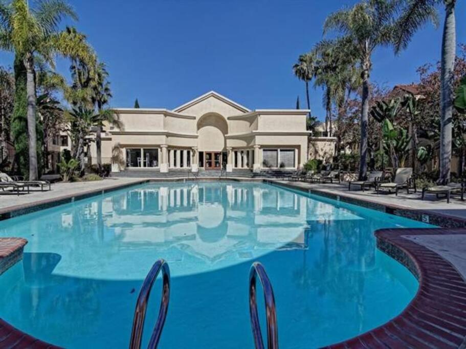 UPGRADED Venetian La Jolla 2 bedroom condo luxury furnished near beach and UTC mall view 2