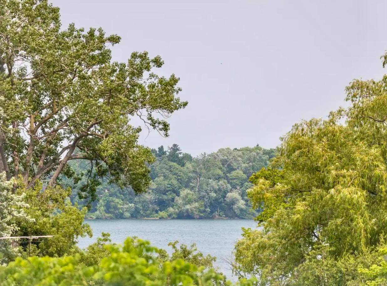 Hummingbird Haven Bed & Breakfast Luxury Suite With Terrace & Seasonal Lake Views Located in Historic Old Town Niagara-On-The-Lake