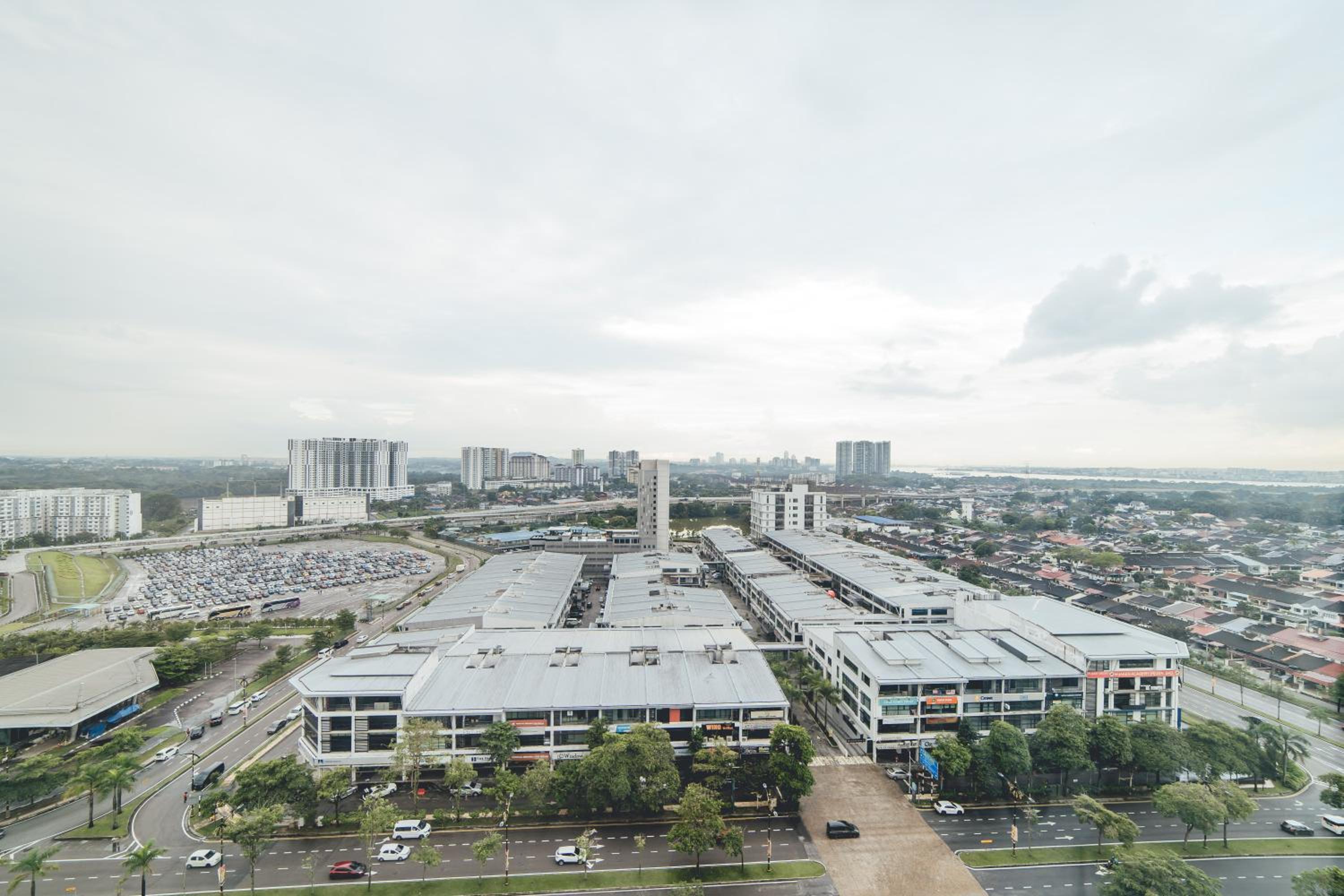 Mosaic Fresh Living 3BR Midvalley w Bthtub by Our Stay