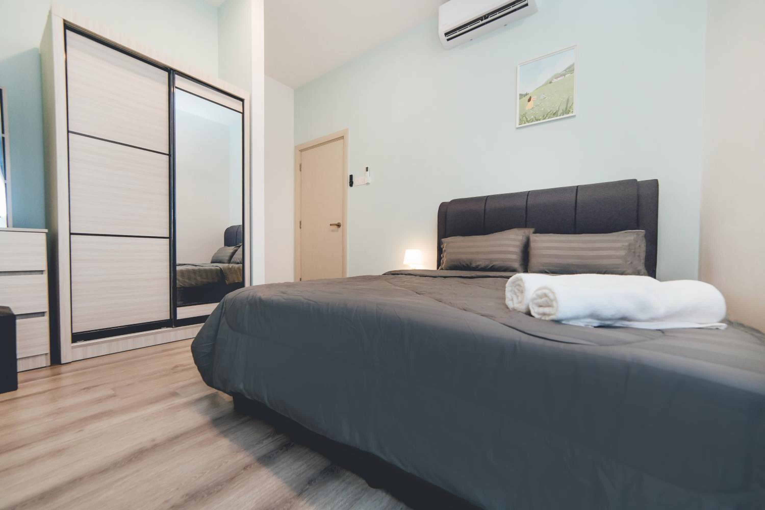 Mosaic Fresh Living 3BR Midvalley w Bthtub by Our Stay