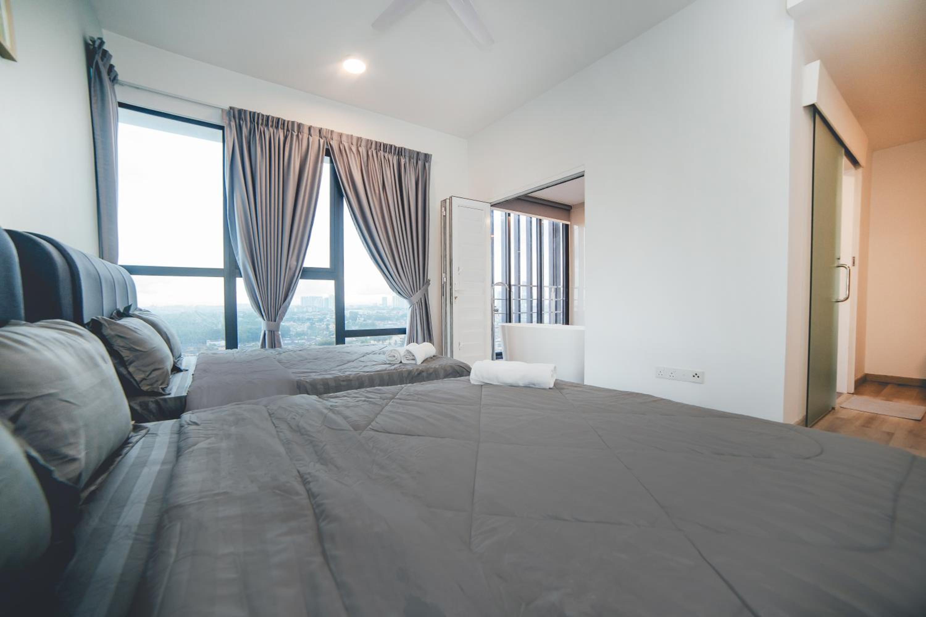 Mosaic Fresh Living 3BR Midvalley w Bthtub by Our Stay