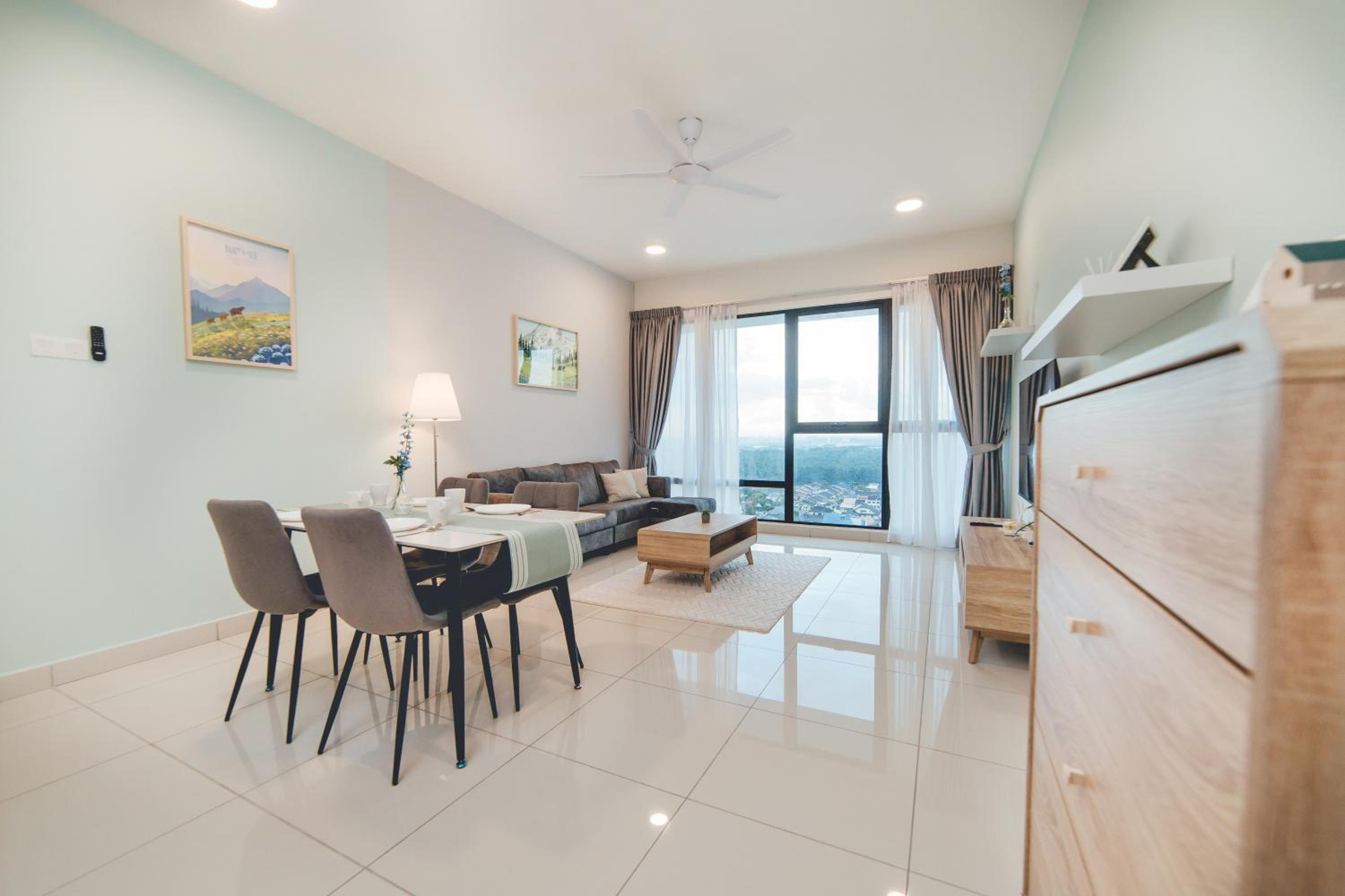 Mosaic Fresh Living 3BR Midvalley w Bthtub by Our Stay