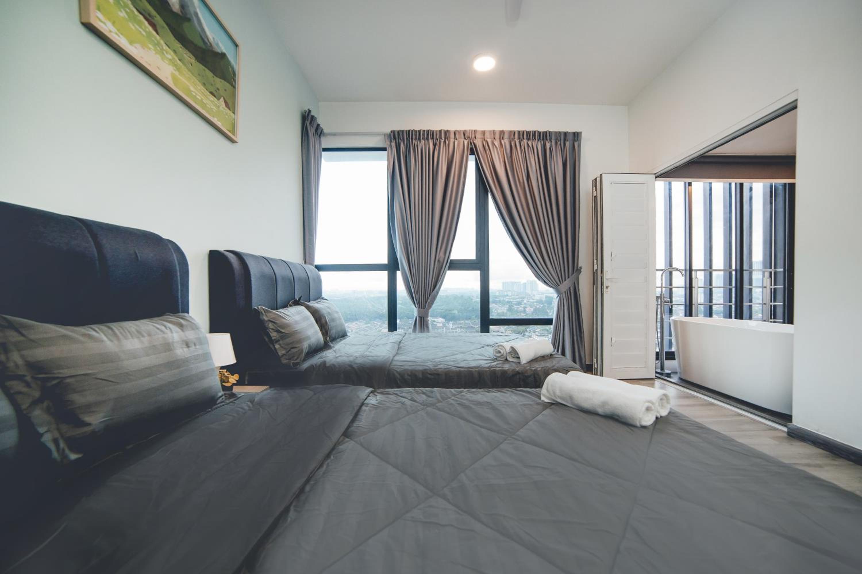Mosaic Fresh Living 3BR Midvalley w Bthtub by Our Stay