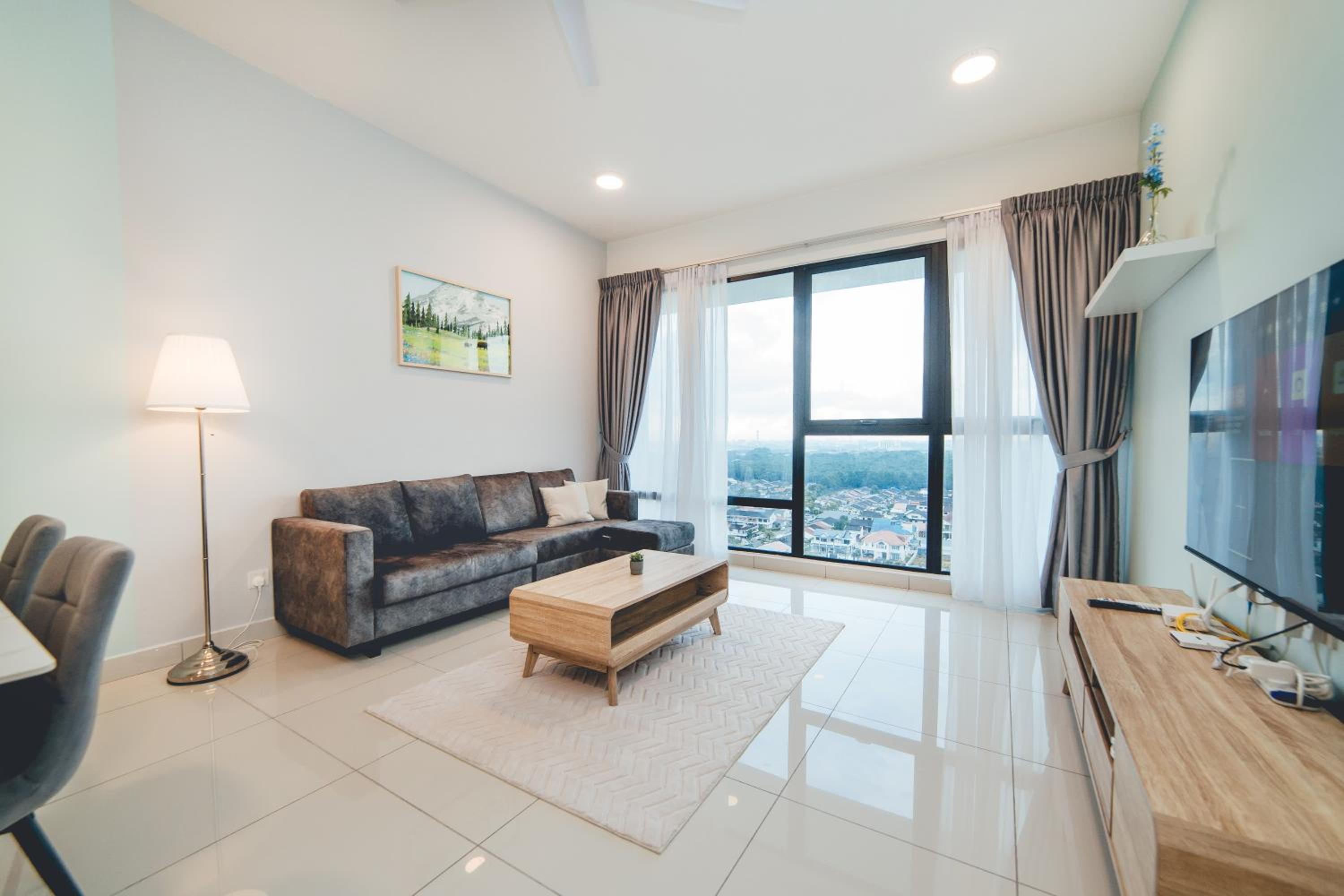 Mosaic Fresh Living 3BR Midvalley w Bthtub by Our Stay
