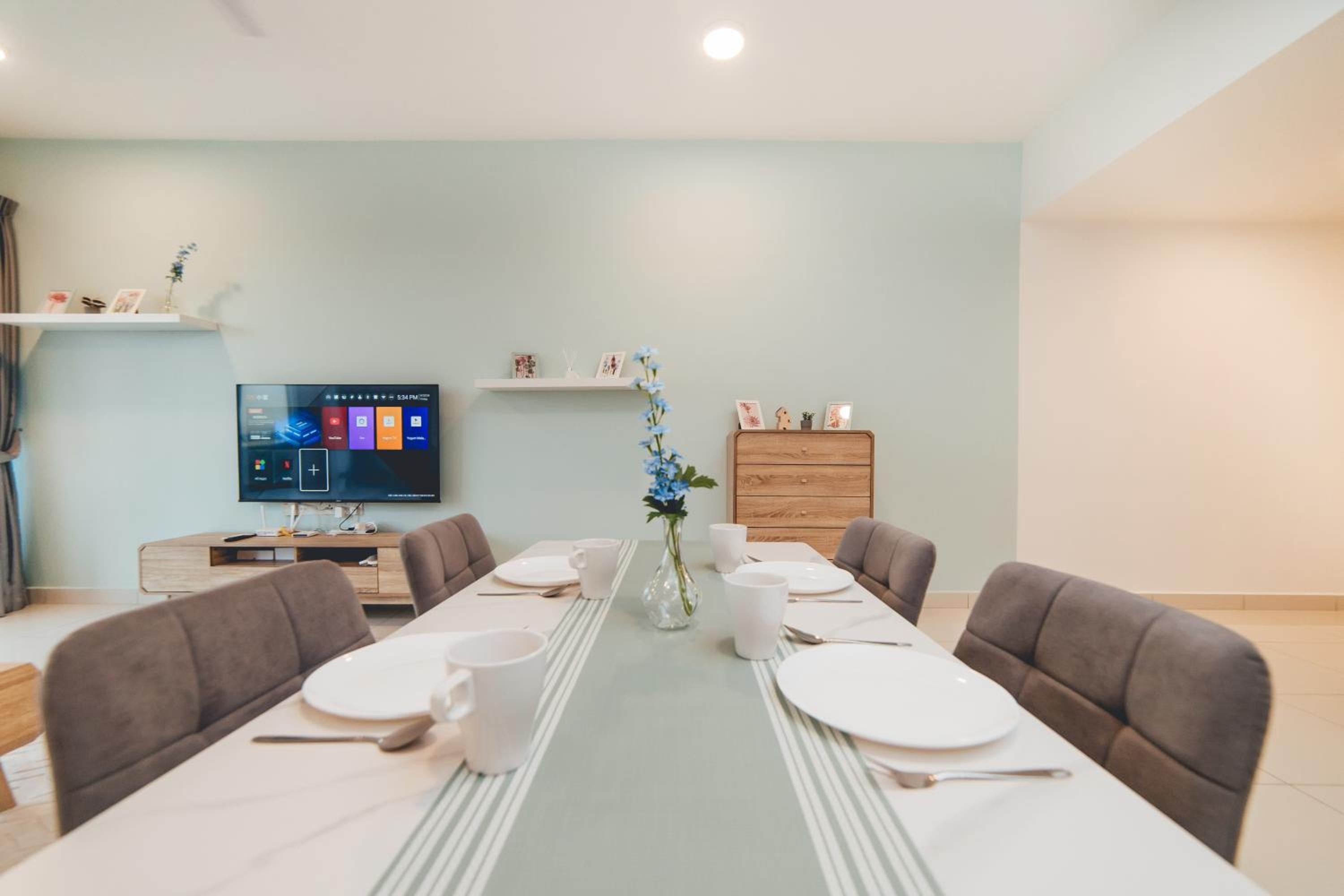 Mosaic Fresh Living 3BR Midvalley w Bthtub by Our Stay