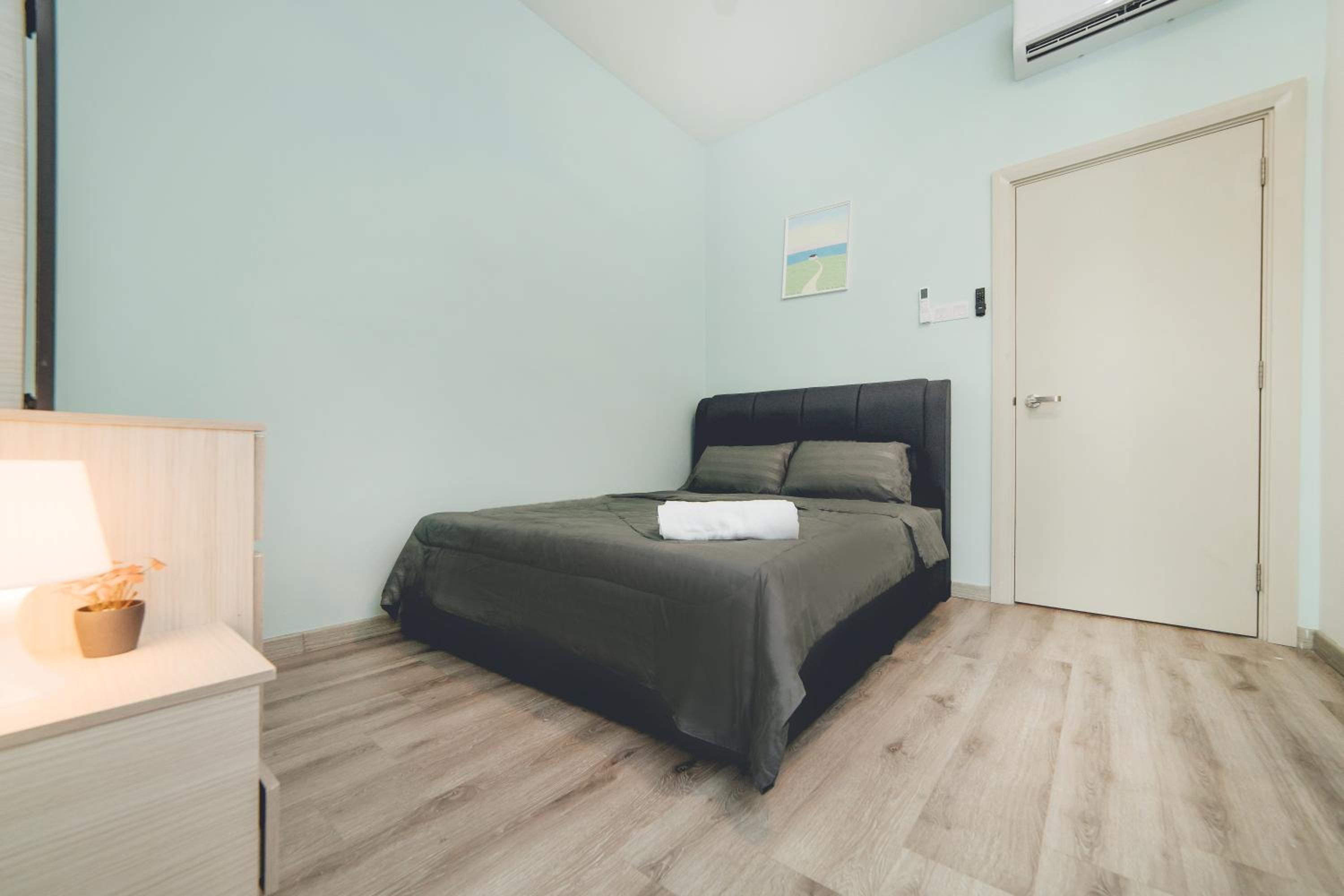 Mosaic Fresh Living 3BR Midvalley w Bthtub by Our Stay