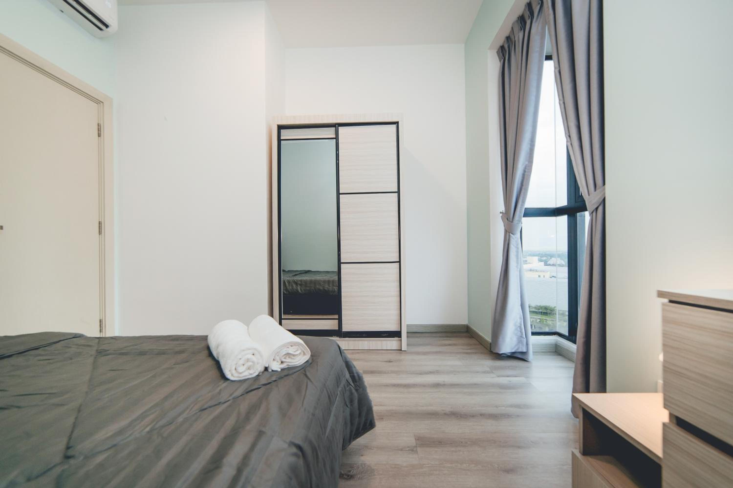 Mosaic Fresh Living 3BR Midvalley w Bthtub by Our Stay