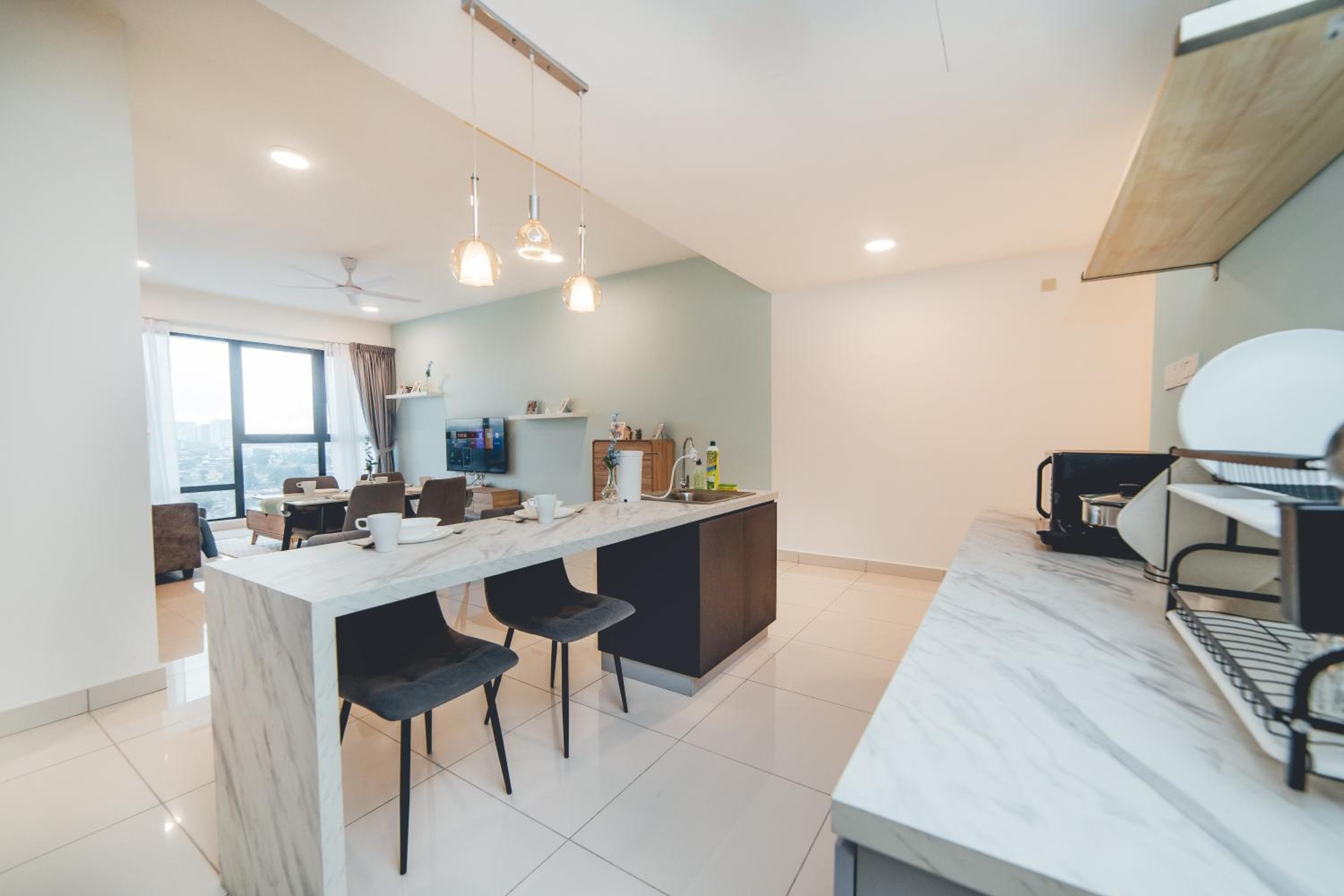Mosaic Fresh Living 3BR Midvalley w Bthtub by Our Stay