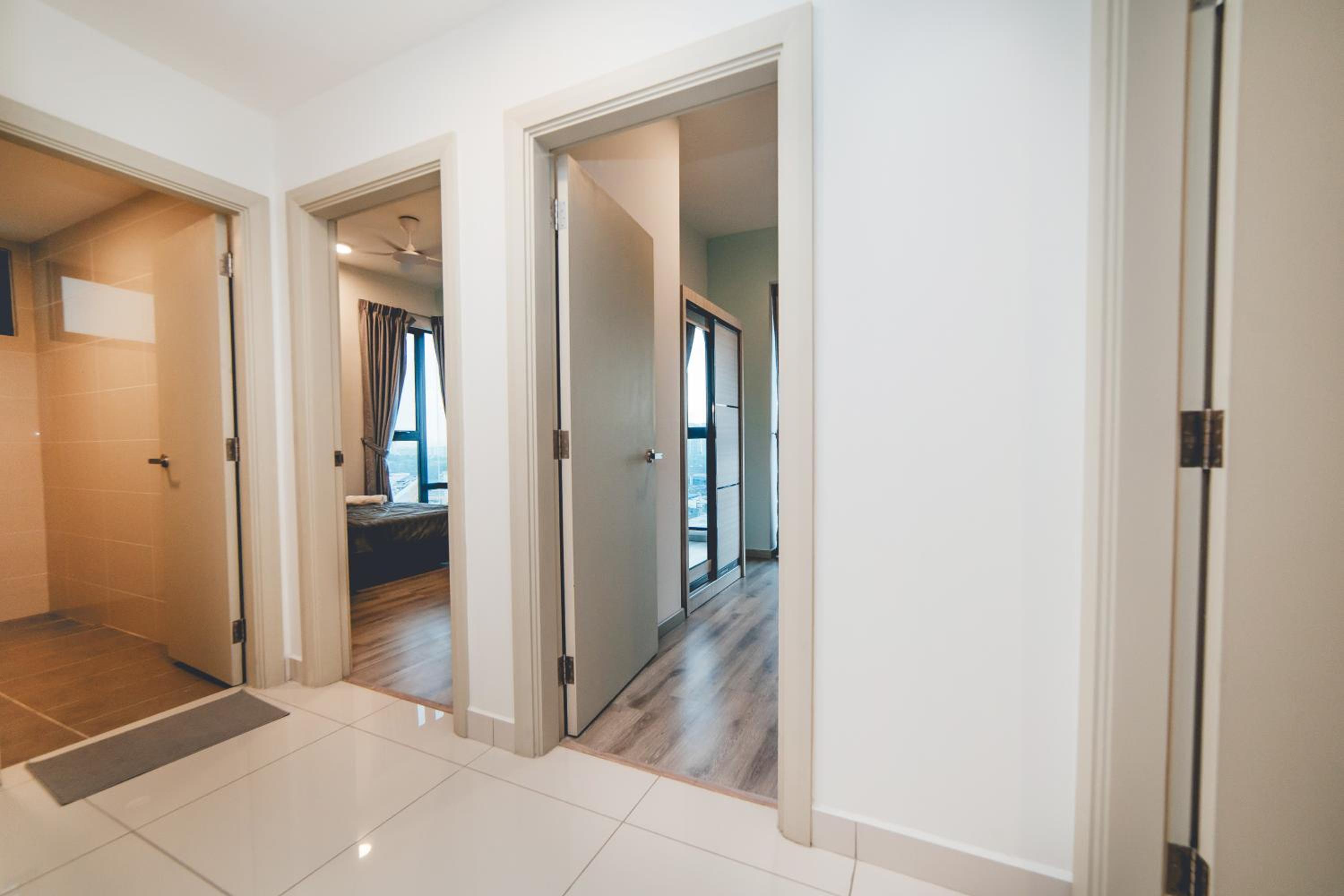 Mosaic Fresh Living 3BR Midvalley w Bthtub by Our Stay