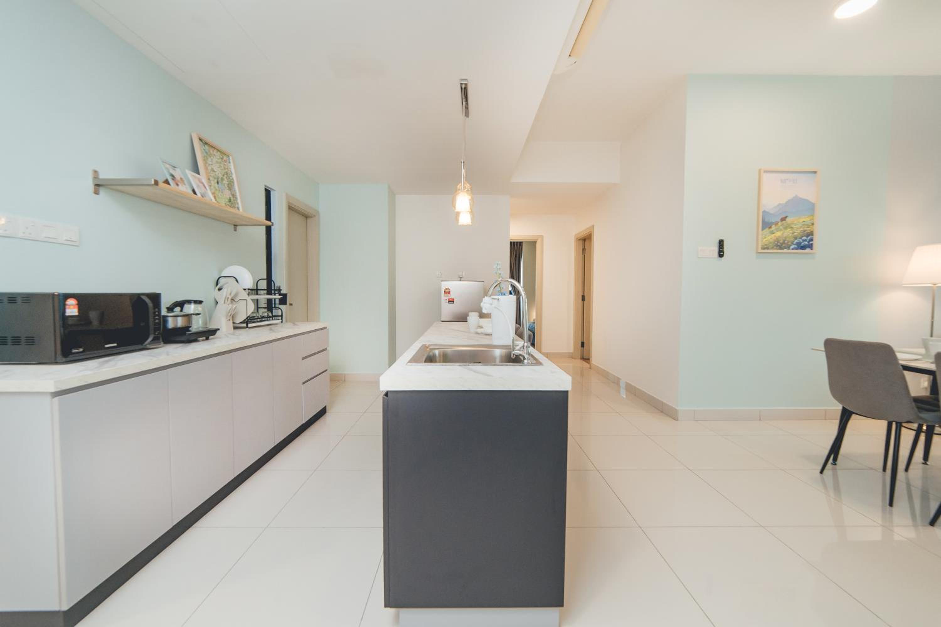 Mosaic Fresh Living 3BR Midvalley w Bthtub by Our Stay