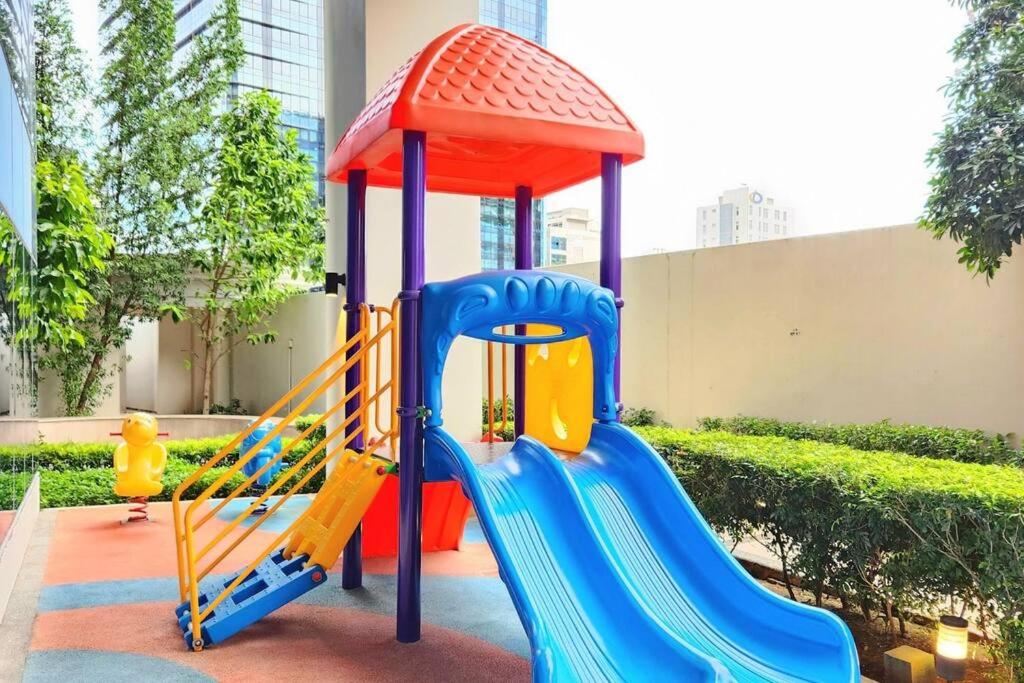 Cosy Suite Uptown Parksuites with Balcony Ultra fast wifi 250mbps view 4