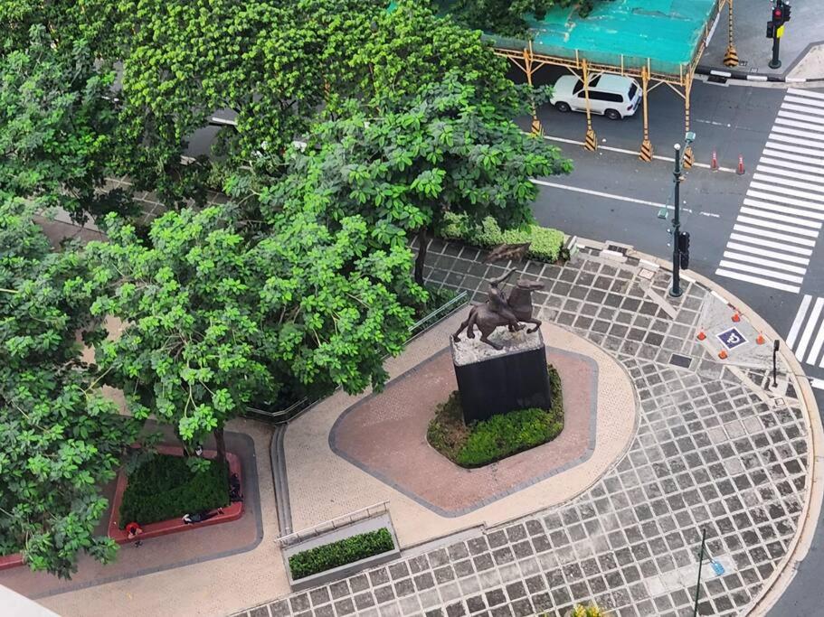 Cosy Suite Uptown Parksuites with Balcony Ultra fast wifi 250mbps view 5